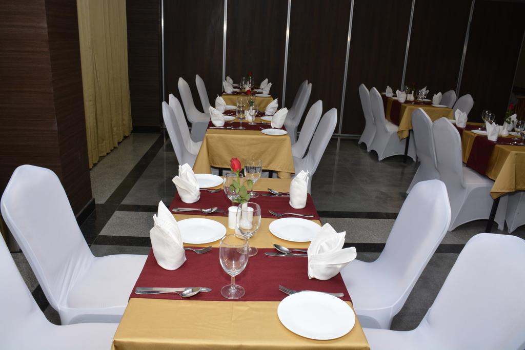 Hide Away Suites Hotel Noida Restaurant