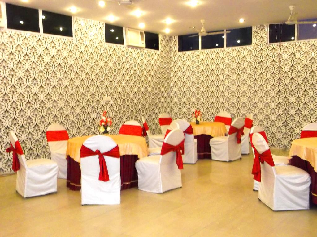 Surya Palace Hotel Noida Restaurant