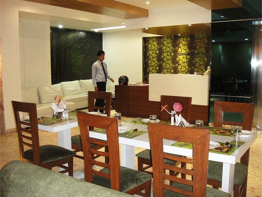 Anand Retreat Hotel Noida Restaurant